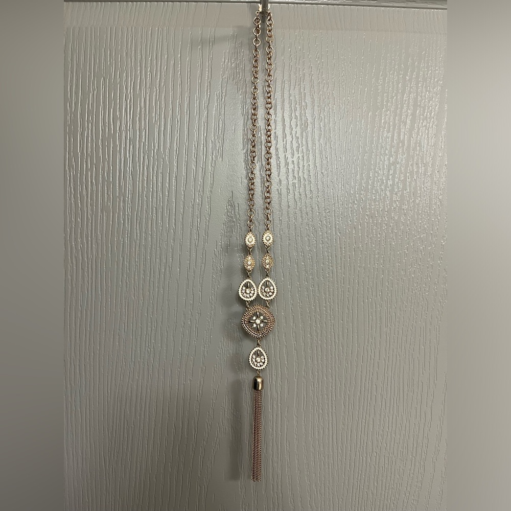 Necklace white and gold detail